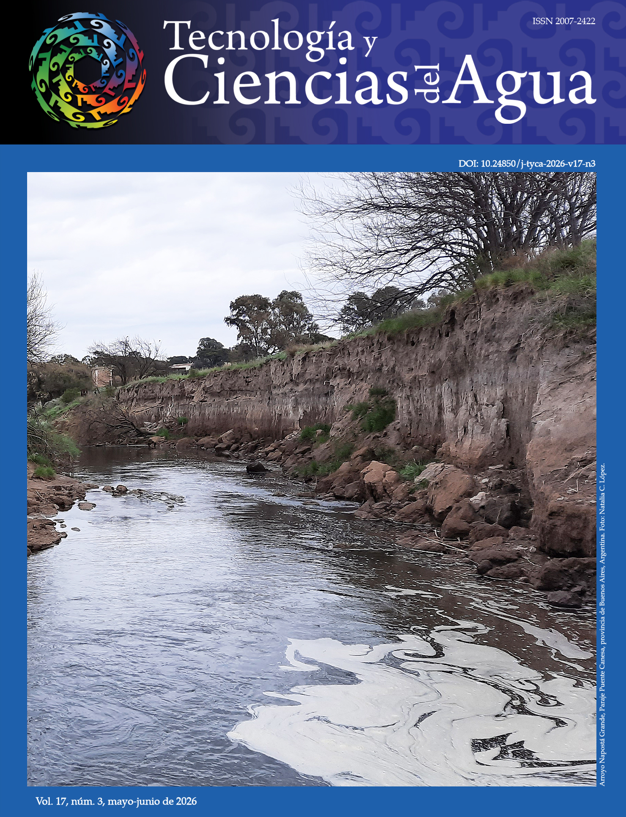 Portada de la revista científica "Tecnología y ciencias del agua". En la cabecera, sobre un fondo azul oscuro, figura un logotipo circular multicolor con motivos precolombinos, seguido del título de la publicación y el ISSN 2007-2422. Debajo, en una franja azul más clara, se indica el DOI: 10.24850/j-tyca-2026-v17-n3. La imagen central es una fotografía de un arroyo de agua oscura que presenta formaciones de espuma blanca flotando en su superficie. El cauce fluye junto a una alta barranca de tierra erosionada, con pasto verde disperso y árboles sin hojas bajo un cielo nublado. En la franja inferior azul se especifica "Volumen 17, número 3, mayo-junio de 2026". Un texto vertical en el lateral derecho detalla el lugar de la imagen: "Arroyo Napostá Grande, Paraje Puente Canesa, provincia de Buenos Aires, Argentina. Foto: Natalia C. López".
